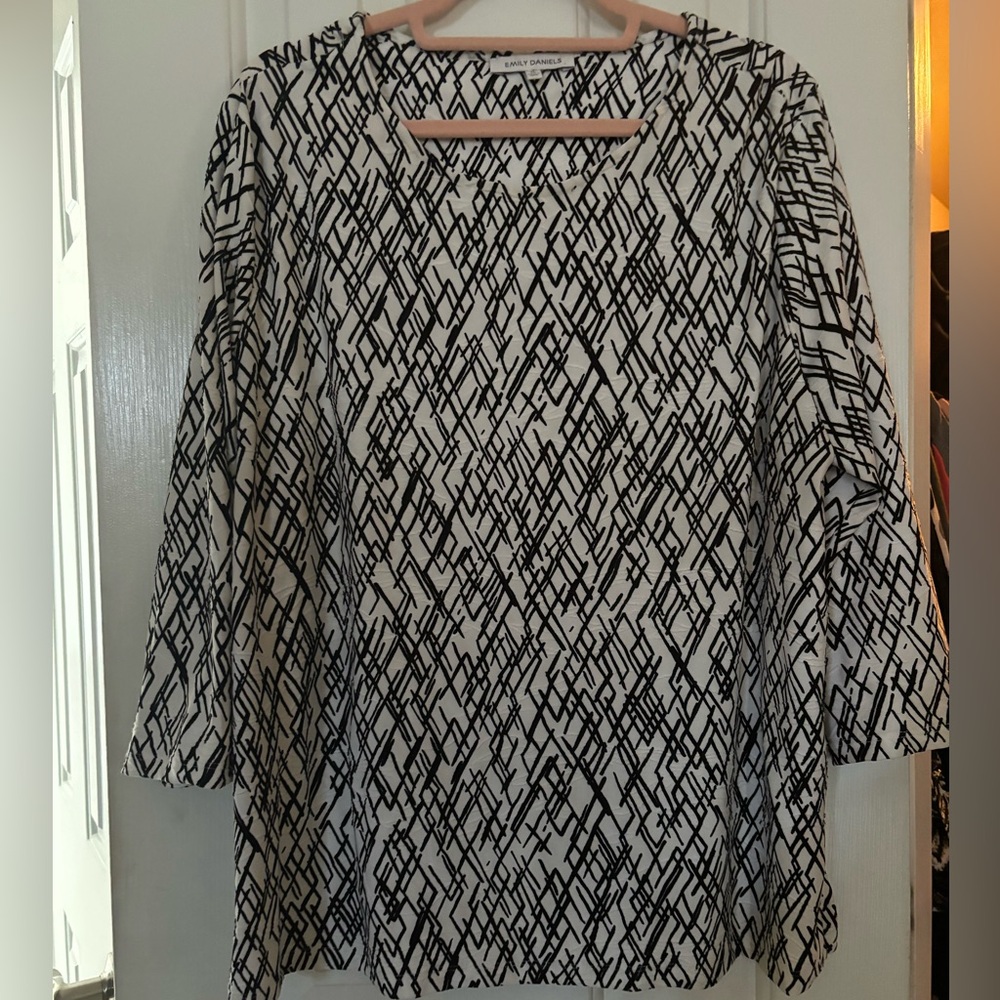 Emily Daniel’s Ladies Top Size XL